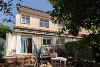 Reihenhaus  Plaça de coma. Casa àmplia amb jardí i garatge en venda