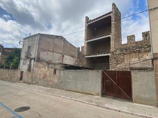 Terreny residencial a Carrer font del vall 39. Solar + torre medieval
