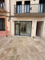 Location Local commercial à Avinguda de juli garreta 29. Local en alquiler en el centro