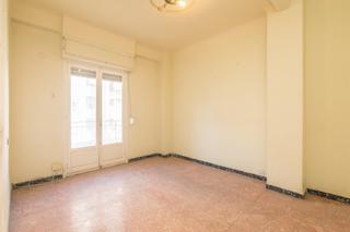 Etagenwohnung  Poeta miguel hernandez. Vivienda con gran potencial en una ubicación privilegiada de elc