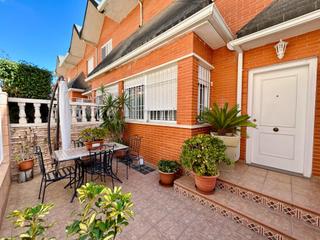 Maison à Ciutat Jardí - Torreta Verdí. Bungalow en urbanización con piscina