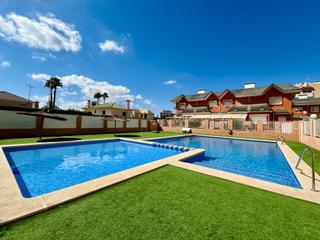Maison à Ciutat Jardí - Torreta Verdí. Bungalow en urbanización con piscina