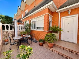 Casa  Los montesinos. Vivienda familiar con piscina y sotano