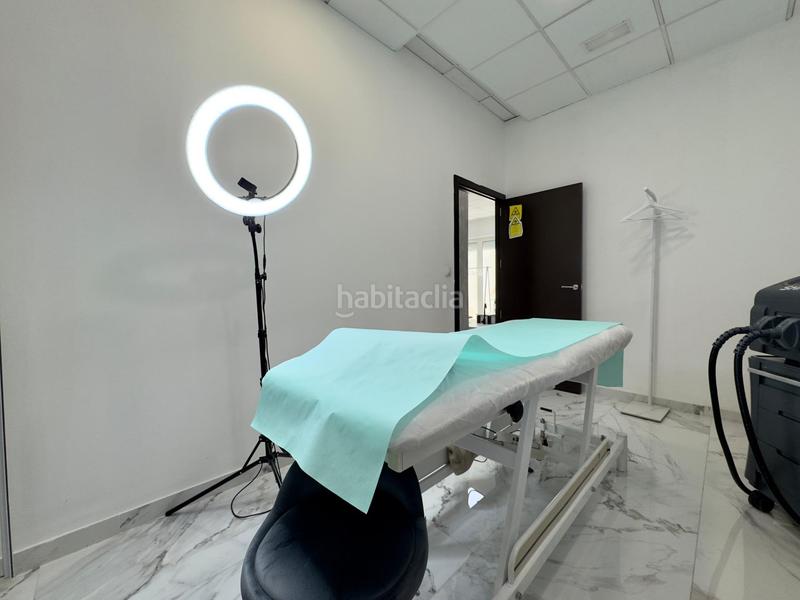 Foto e9b43b6e-d518-41da-bc01-d30bb94bb1c9. Alquiler local comercial traspaso clínica estética completamente montada en Elche / Elx