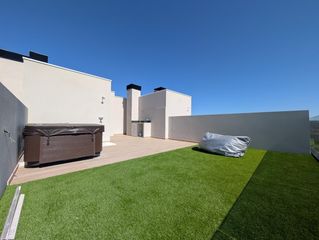 Ático en Playa Tamarit-Playa Lissa. Ático con terraza en planta, solárium privado con jacuzzi y plaz