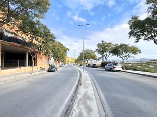 Locale commerciale  Avenida juan carlos i. Local con potencial para proyecto de 6 viviendas  garajes en ave