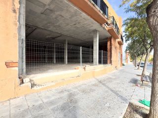 Locale commerciale  Avenida juan carlos i. Local con potencial para proyecto de 6 viviendas  garajes en ave