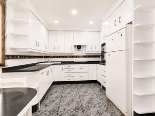 Apartament a Carrús Oeste. Amplio piso de 3 dormitorios con balcón, aire acondicionado y to