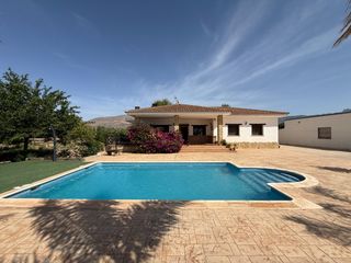 Chalet à Agost. Vive rodeado de naturaleza sin renunciar a la cercanía de la ciu
