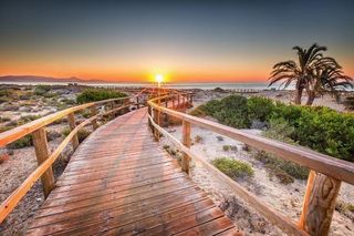 Appartement à Los Arenales del Sol. Exclusiva vivienda reformada con vistas al mar y terraza de 20 m