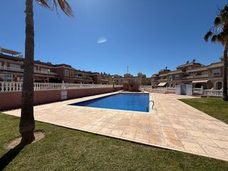 Casa  Calle de creta. Bungalow seminuevo en gran alacant