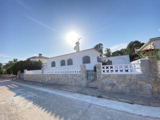 Rent House in Camamilla 8. Casa en alquiler en rustical montroig, 4 dormitorios.