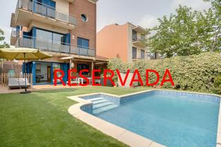 Casa adossada  Carrer cingles de bert. Xalet amb piscina