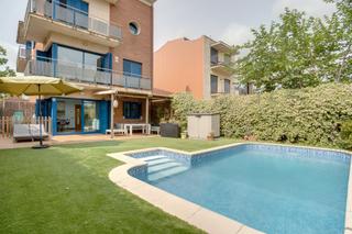 Casa adossada  Carrer cingles de bertí. Xalet amb piscina