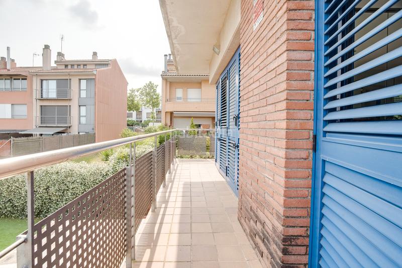Foto 9ce1543d-ea08-4e9e-ab93-4470dd36ad3b. Casa adossada amb xemeneia calefacció aparcament piscina a Granollers