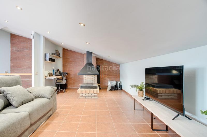 Foto a34d8264-b0a6-43d8-bdbc-f0672a32d5b8. Casa adossada amb xemeneia calefacció aparcament piscina a Granollers