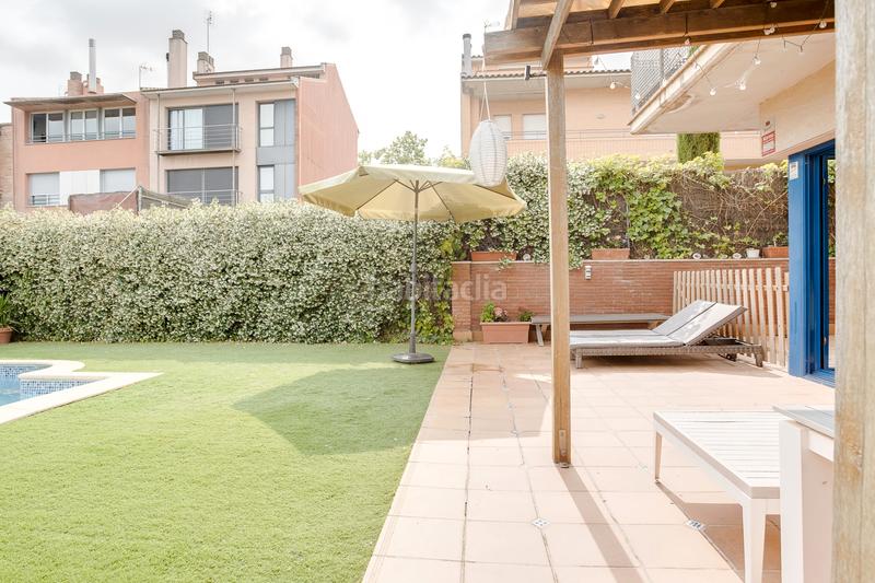 Foto a60e89e0-c721-49a3-a9ba-a99a73dbc8fc. Casa adossada amb xemeneia calefacció aparcament piscina a Granollers
