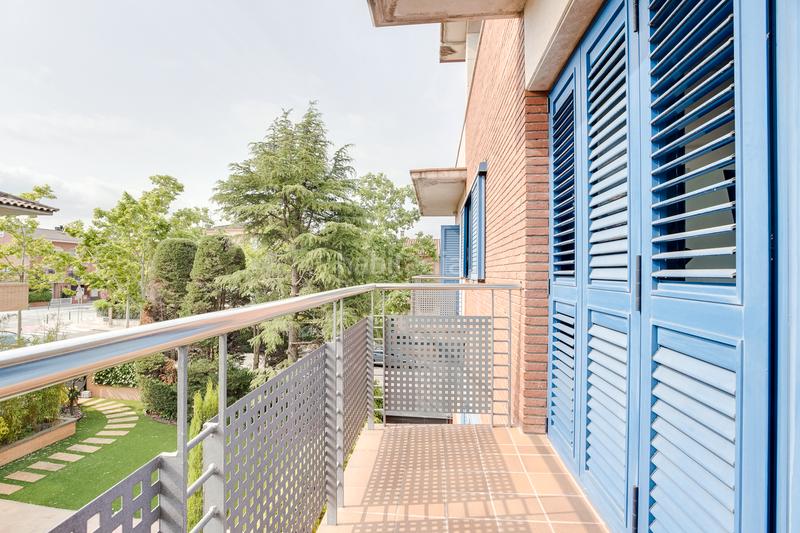 Foto eba75ea8-c772-4ccb-87a2-a7499e8d530f. Casa adossada amb xemeneia calefacció aparcament piscina a Granollers