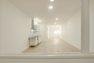 Business premise  Carrer de la mare de déu de montserrat. Espai diàfan habilitat amb bany i cuina – ideal professionals