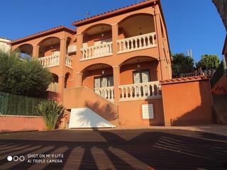 Casa aparellada  Calle colombia. Casa con piscina propia y vistas al mar  tambin en alquiler con