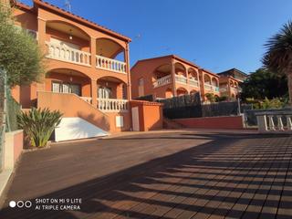 Lloguer Casa aparellada a Segur de Calafell Nucli Urbà. Casa con piscina propia y vistas al mar
