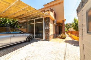 Casa aparellada  Él carrer de palestina. Casa pareada con piscina en segur de calafell