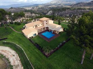Chalet à Carrer verge del patrocini 82. Finca en penáguila