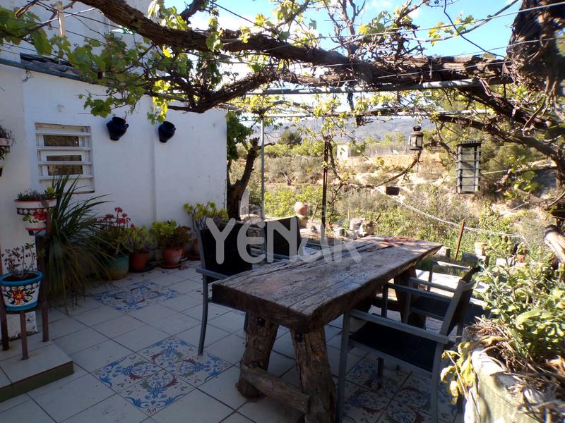 Foto 3bf7a0c1-221c-4dd4-b4f8-0eaae2b0e37a. Masia amb xemeneia a Ibi