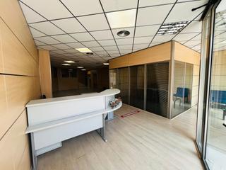 Lloguer Local Comercial a Carrer de santa cecília 8. Local reformado a/a aseos almacén puerta automatica