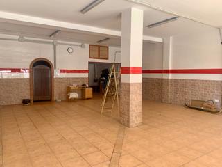 Local commercial à Carrer badia 98. Local comercial 128m2 buen estado aseo trastero