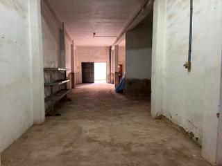 Local commercial  Carrer de roger de llria. Local comercial para cambio de uso a vivienda con patio