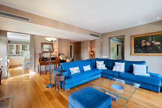 Lloguer Pis  Carrer de balmes. Amplio piso amueblado con terraza, 3 habitaciones y terraza