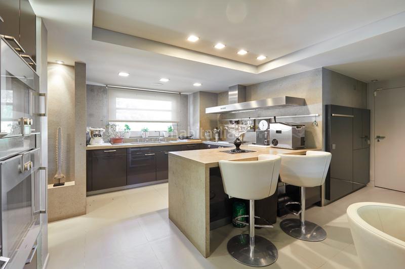 Foto e1f56de8-d2e6-4d9e-beb6-3ffa5b359869. Alquiler piso  amueblado zona alta alquiler con zona comunitaria vigilancia y parking en Barcelona