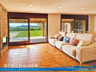 House in Garrigàs. Casa con licencia turística