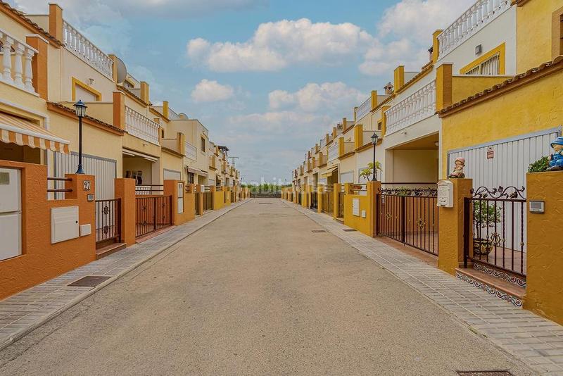 Foto fe32d22b-ba35-4c49-8ee4-1b6c1833b571. Semi detached house in calle Orihuela-campaneta 2 in Orihuela