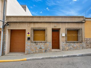 Haus  Calle caidos vega baja 3. Casa en redovan