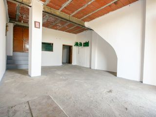 Geschäftsraum  Avenida reina sofia. Local con posibilidad para aparcamientos o trastero