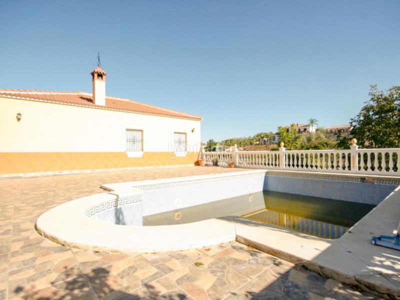 Foto c6f40668-d63d-4cd1-9991-fc9dfecb43b7. Casa amb aparcament a Coín