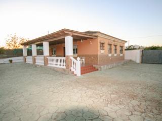 Casa  N/a. Finca con piscina y almacenes