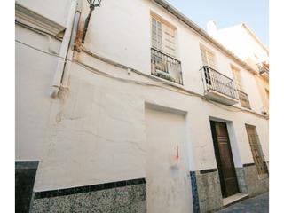Casa adossada  N/a. Casa adosada para restaurar por completo
