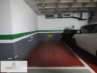 Posto auto in Guinardó. Plaza de parking para coche grande en el guinardo