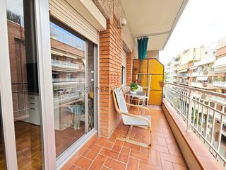 Pis a Barri de les Corts. Piso de 4 habitaciones con balcón en les corts