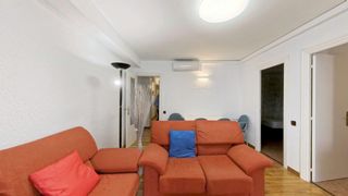 Lloguer Pis  Carrer de pere martell. Alquiler – piso de 3 habitaciones con balcón