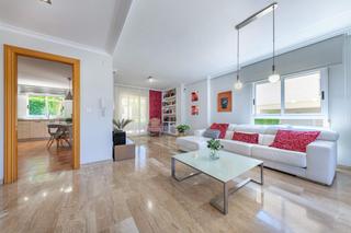 Chalet à Calle chafarinas 1d. Respirar, vivir y disfrutar descubre en la loma, tu nuevo hogar.