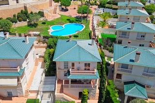 Chalet in Calle chafarinas 1d. Respirar, vivir y disfrutar descubre en la loma, tu nuevo hogar.