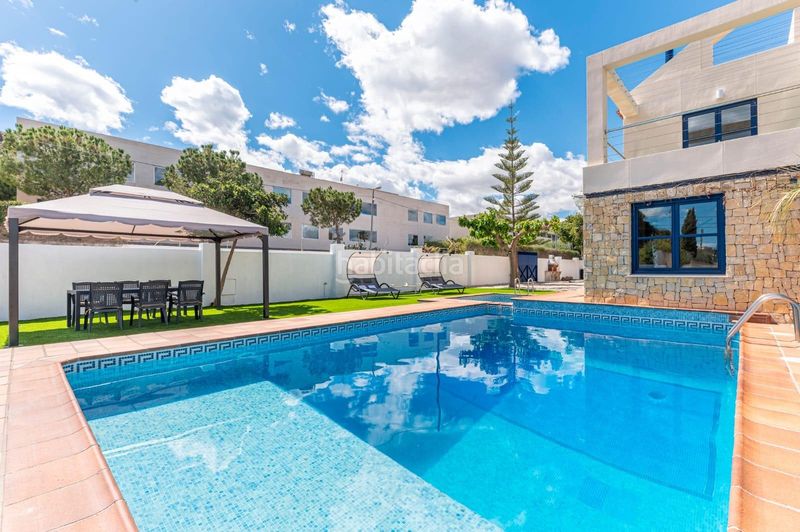 Foto 0ff83040-6d88-4a05-8c26-9c2271fb9632. Chalet exquisita vivienda con detalles de ensueño !!! en Alicante