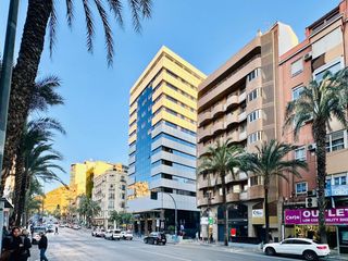 Location Appartement à Avenida alfonso el sabio 13. Vive en el corazón de alicante! elegante piso frente al mercado