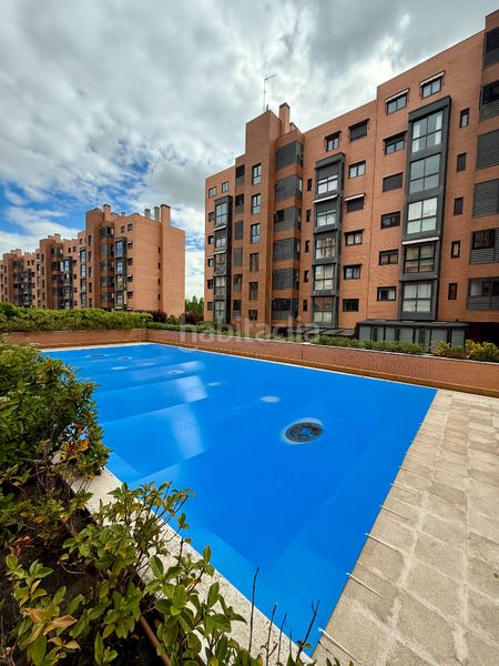 Foto bf36ce1f-4431-4910-b6da-98d829e8a1a3. Pis amb calefacció piscina a Sanchinarro Madrid