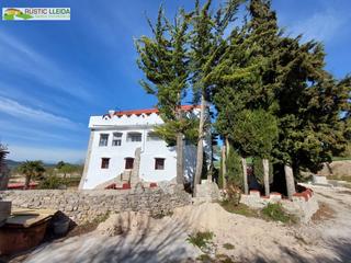 Masia a Montmaneu. Masia de unos 649 m2 con parcela de unos 2.878 m2 alrededores de