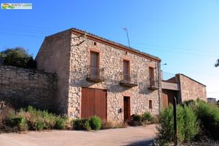 Casa a Cervera. Casa tipo masía con gran patio y terreno para cultivo en los alr Casa a Cervera. Casa tipo masía con gran patio y terreno para cultivo en los alr